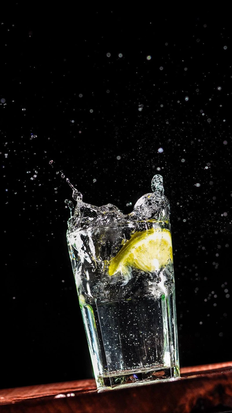 Refreshing Splash 4K Mobile Wallpaper