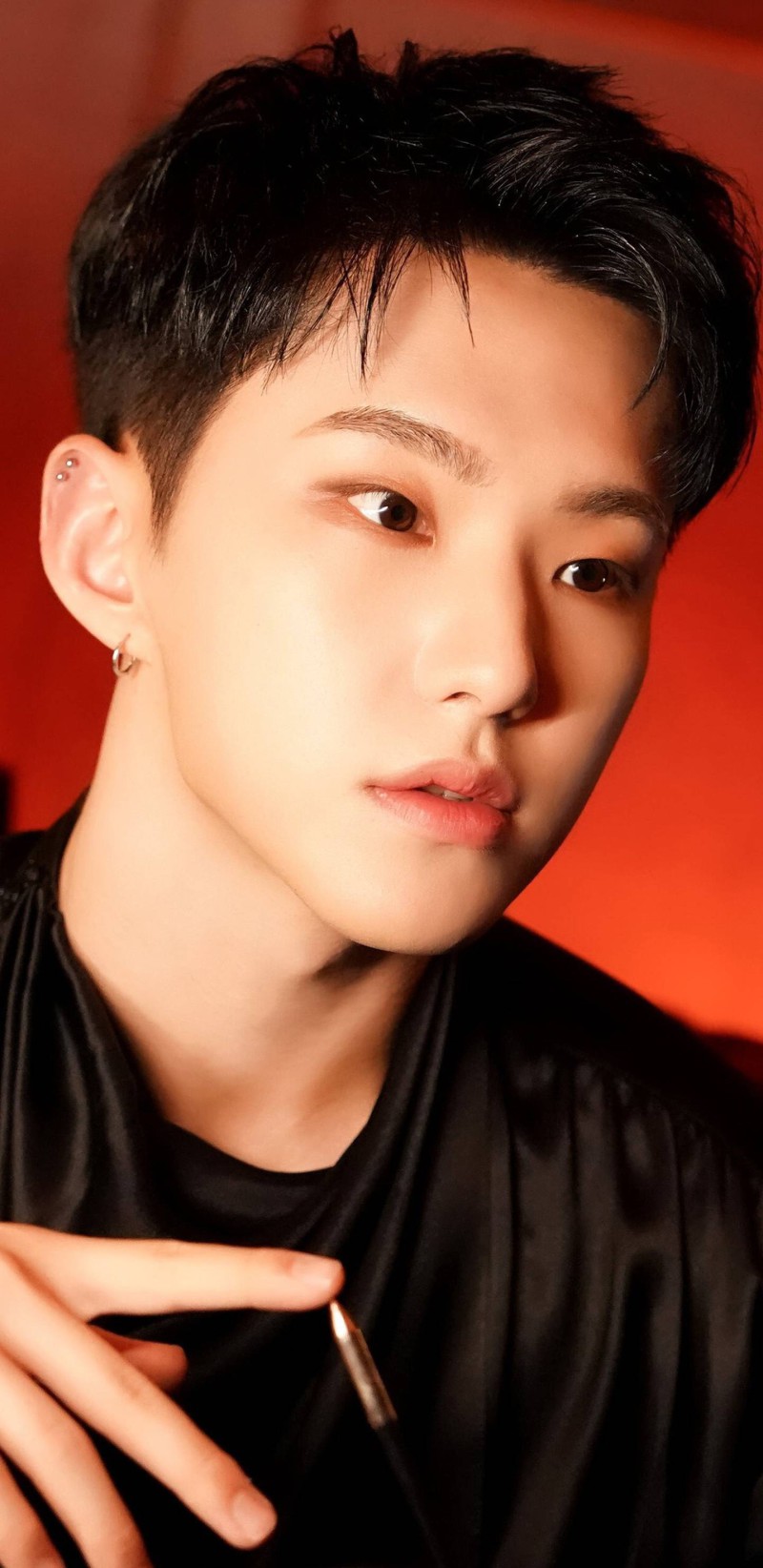 Hoshi Seventeen Dynamic Side Gaze Red Background 4K Event Wallpaper