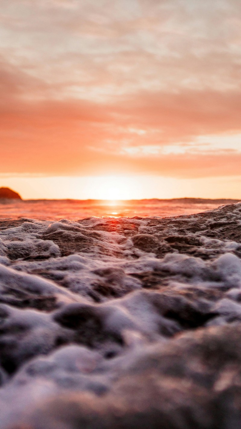 4K mobile wallpaper Sunset on the Ocean Waves - high resolution for Android and iPhone