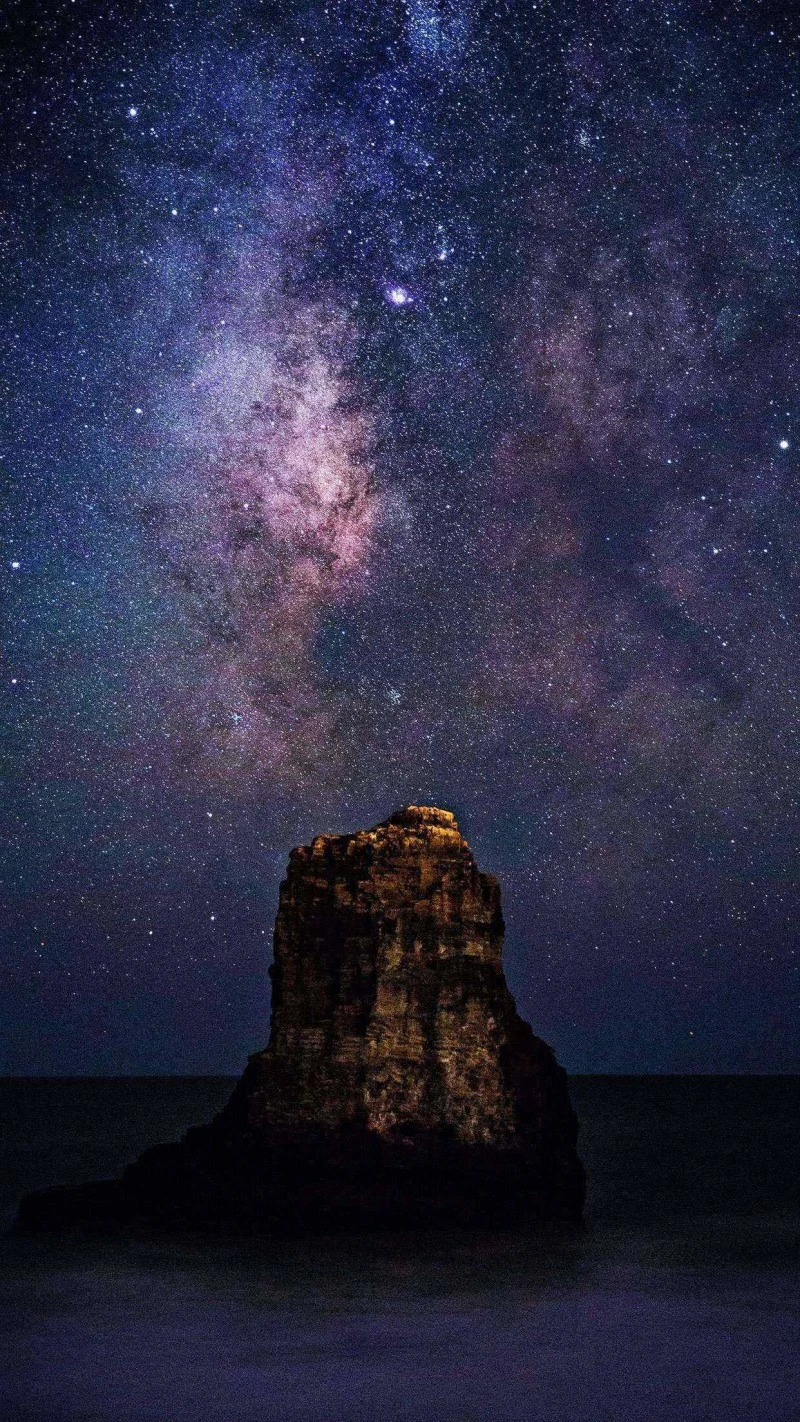 Milky Way over Coastal Rock 4K Mobile Wallpaper