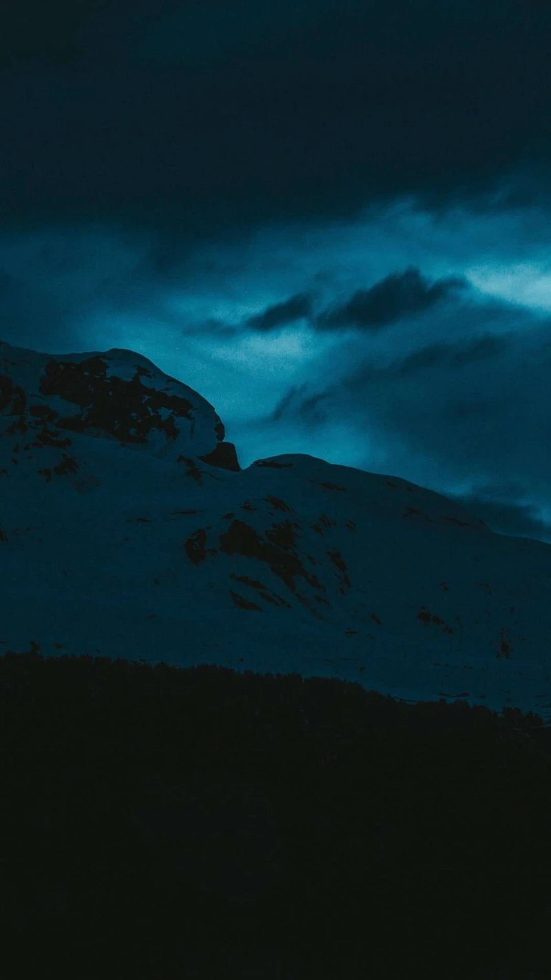 Nightfall on Snowy Peaks 4K Mobile Wallpaper
