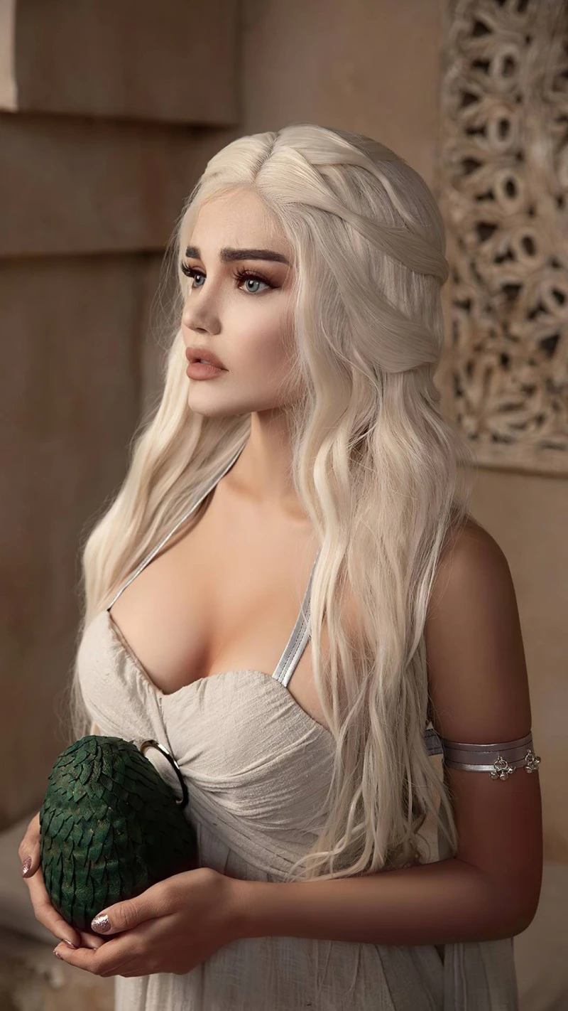 Game of Thrones Cosplay: Daenerys Targaryen 4K Mobile Wallpaper
