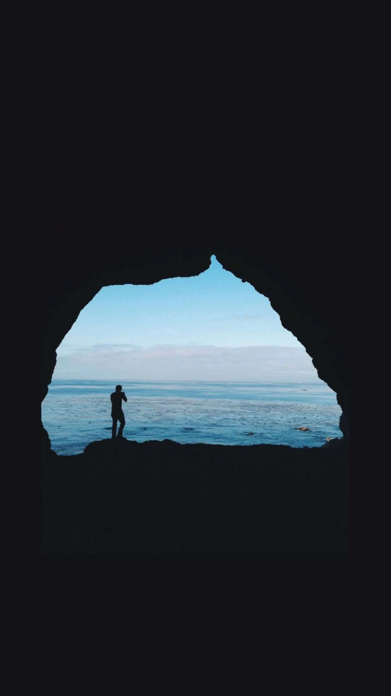 Silhouette at the Ocean's Edge 4K Mobile Wallpaper