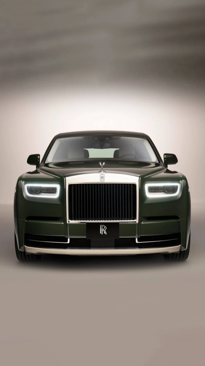 Rolls-Royce Phantom: Emerald Elegance 4K Mobile Wallpaper