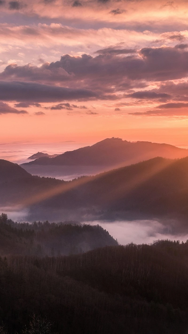 Sunrise over the mountains 4K Mobile Wallpaper