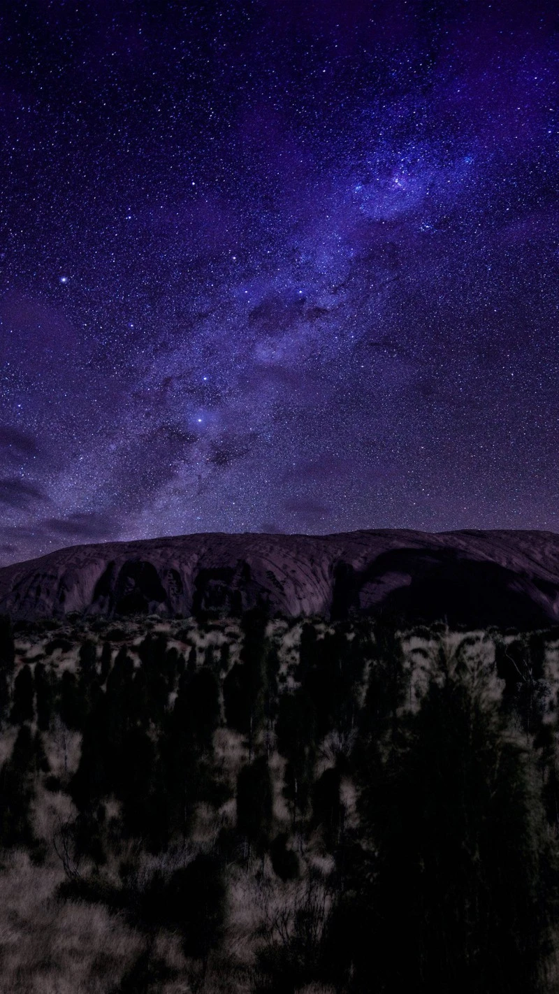 Milky Way Over Uluru 4K Mobile Wallpaper