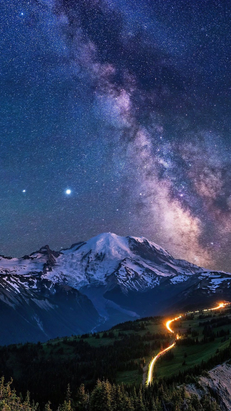 Milky Way and Mount Rainier 4K Mobile Wallpaper