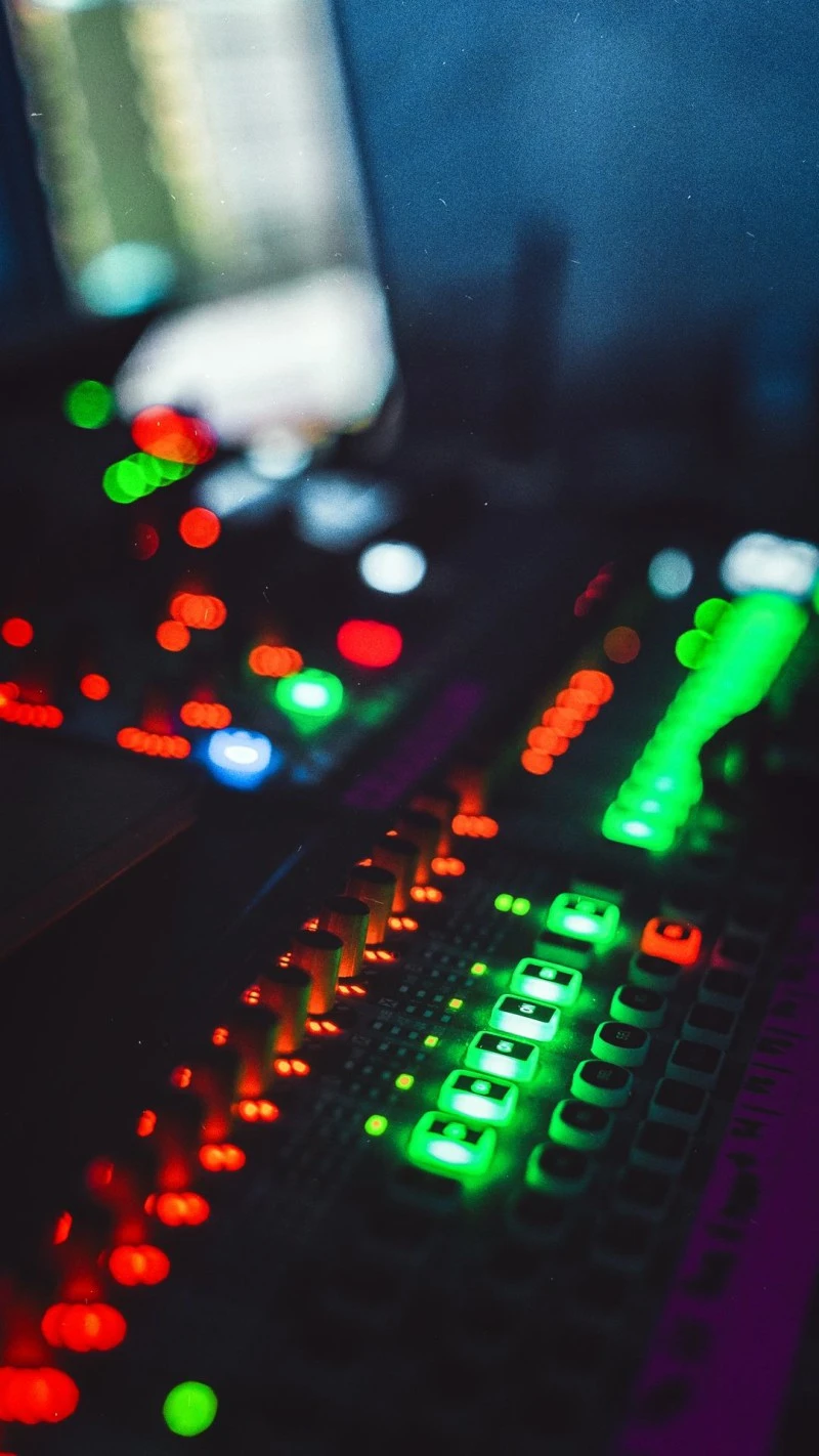 Night in the Studio 4K Mobile Wallpaper
