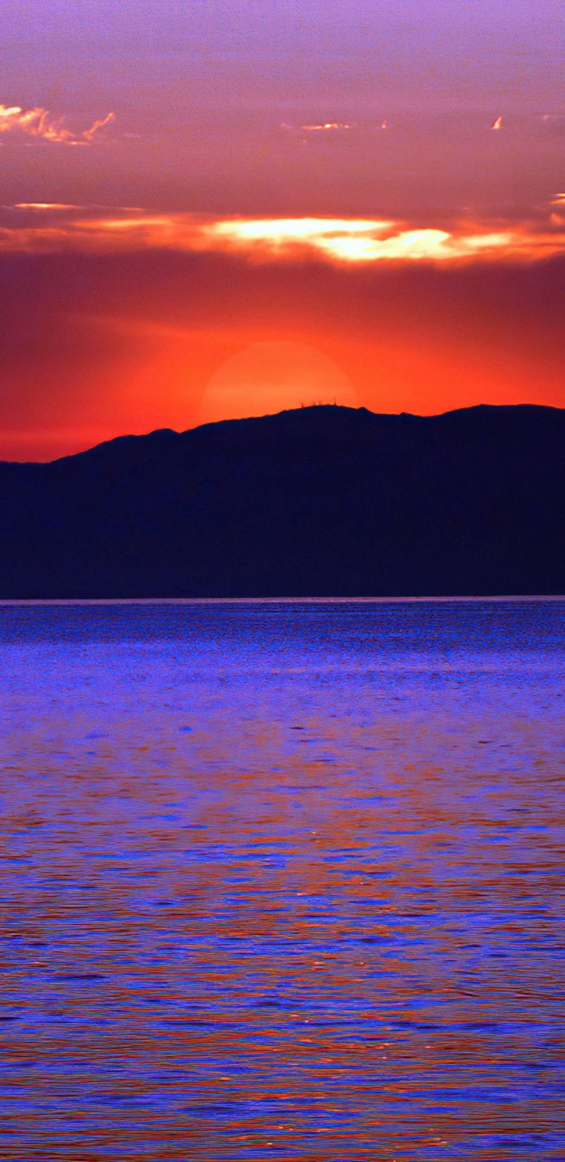 Dramatic Sunset over the Sea 4K Mobile Wallpaper