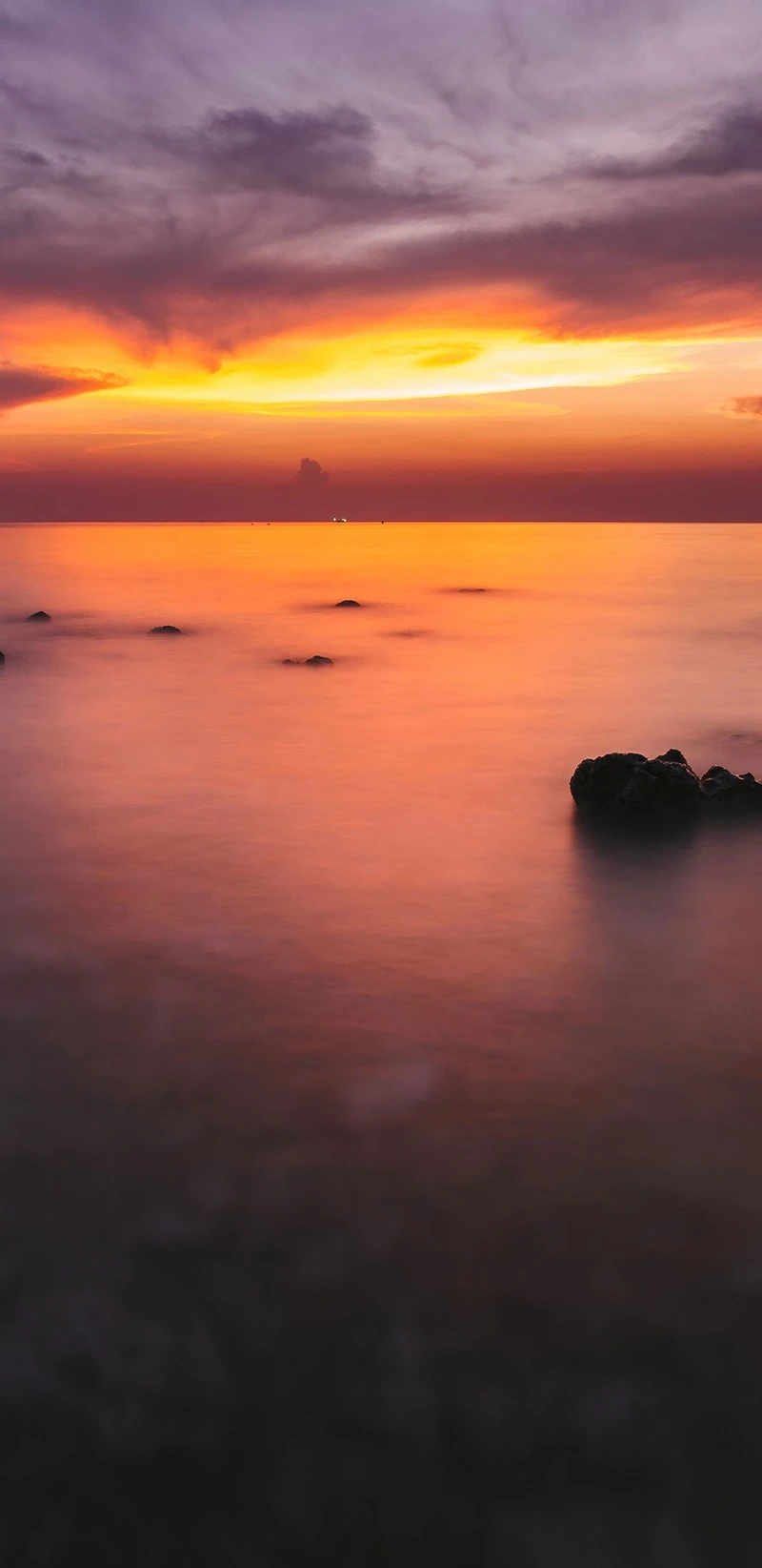 Serene Sunset over the Ocean 4K Mobile Wallpaper