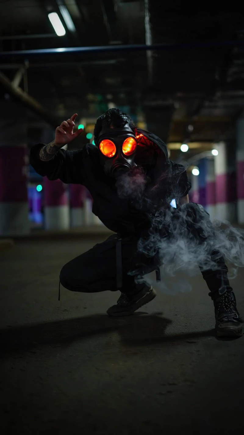 Cyberpunk Gas Mask Figure 4K Mobile Wallpaper