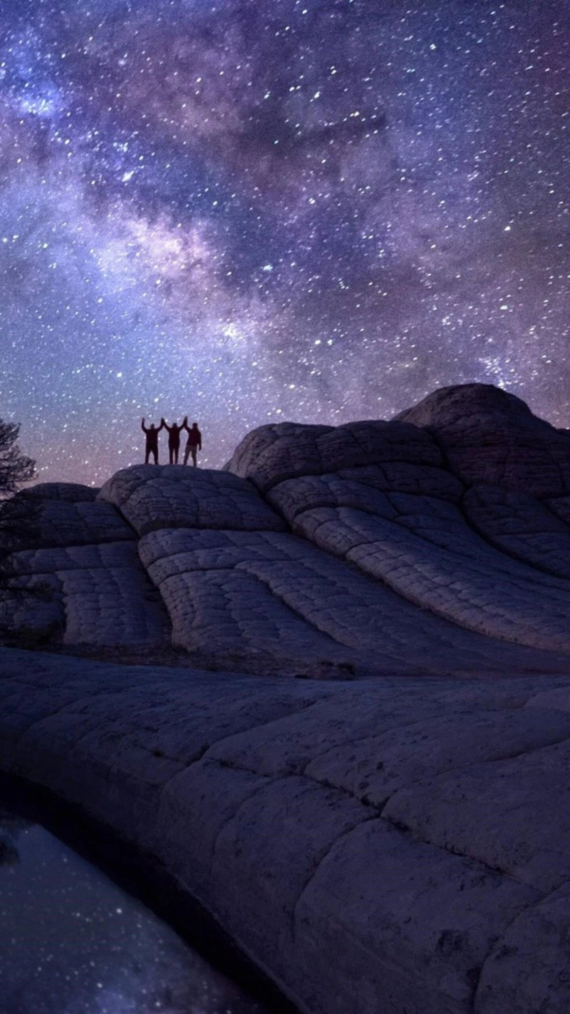 Milky Way Over White Pocket 4K Mobile Wallpaper