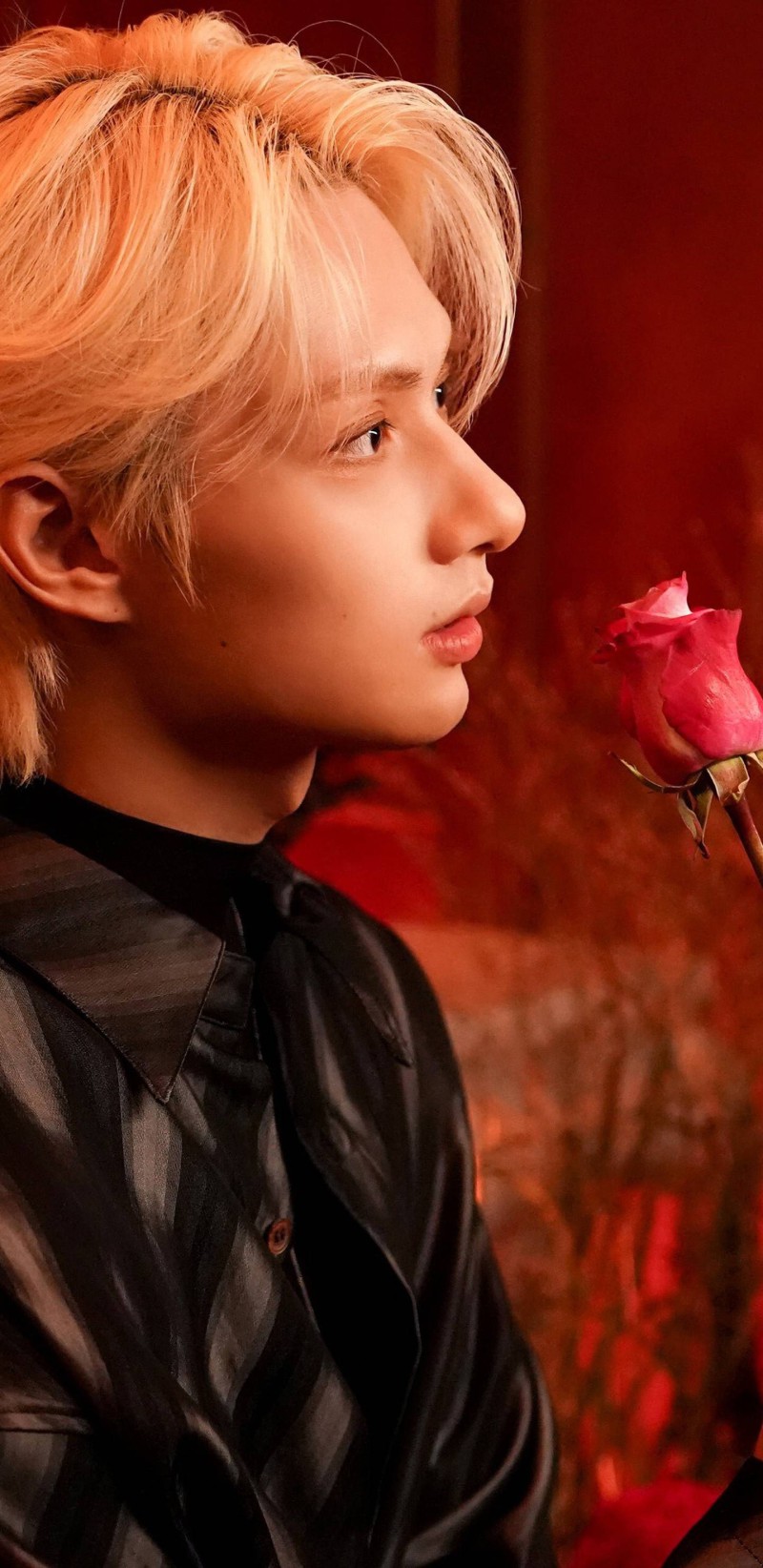 Kpop Idol Blonde Hair Rose Aesthetic Wallpaper 4K Mobile Wallpaper