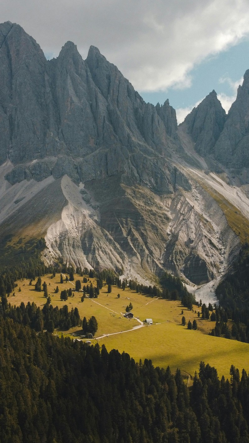 4K mobile wallpaper Mountainous Landscape with Lush Valley - high resolution for Android and iPhone