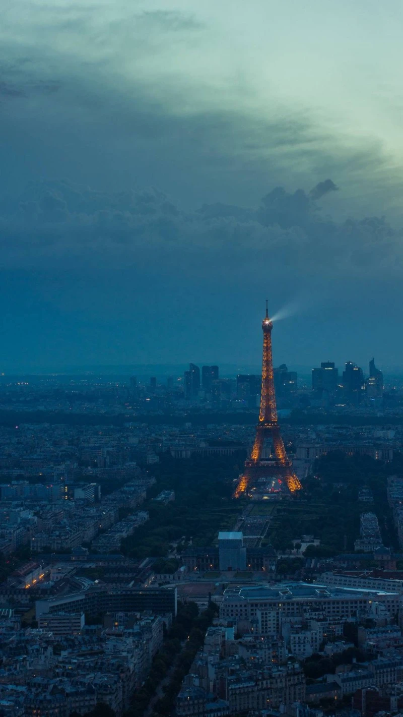 Eiffel Tower at Dusk 4K Mobile Wallpaper