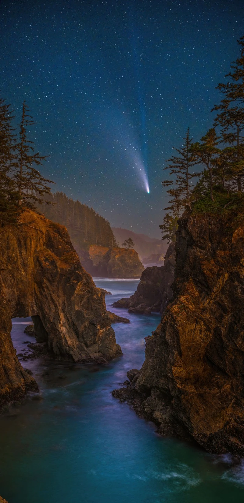 Comet over Oregon Coast 4K Mobile Wallpaper