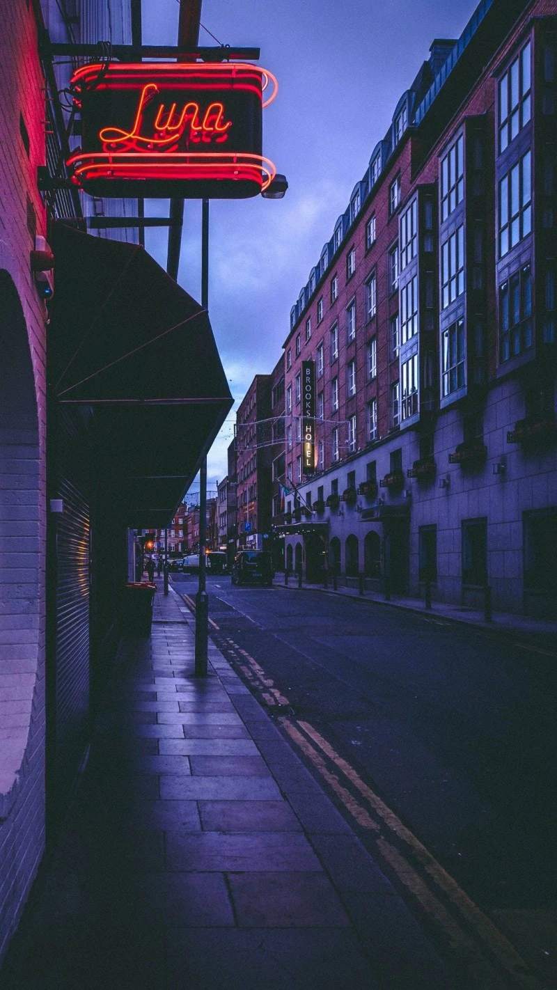 Dublin Street Scene at Night 4K Mobile Wallpaper