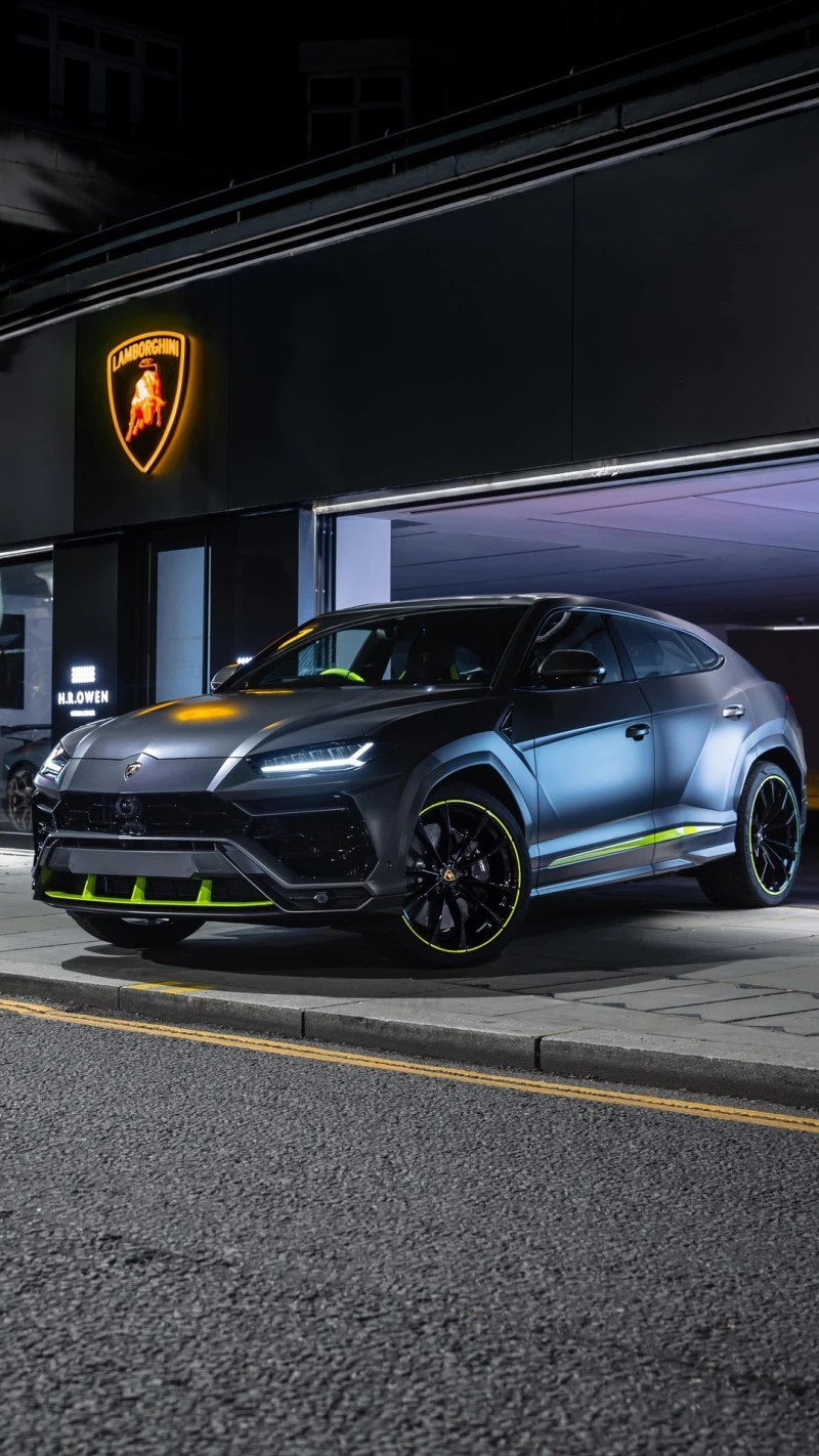 Lamborghini Urus at Night 4K Mobile Wallpaper