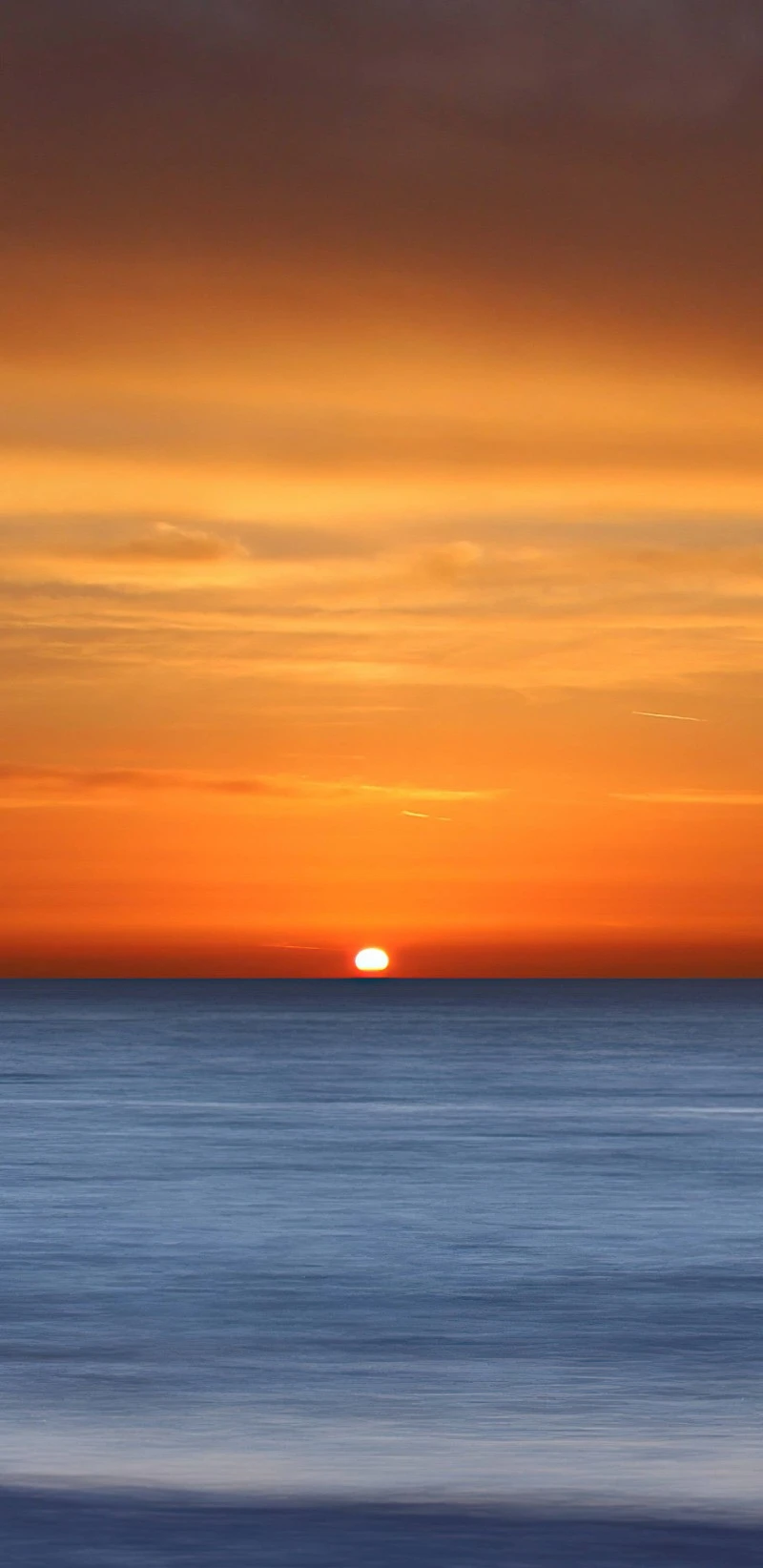 Serene Sunset over the Ocean 4K Mobile Wallpaper