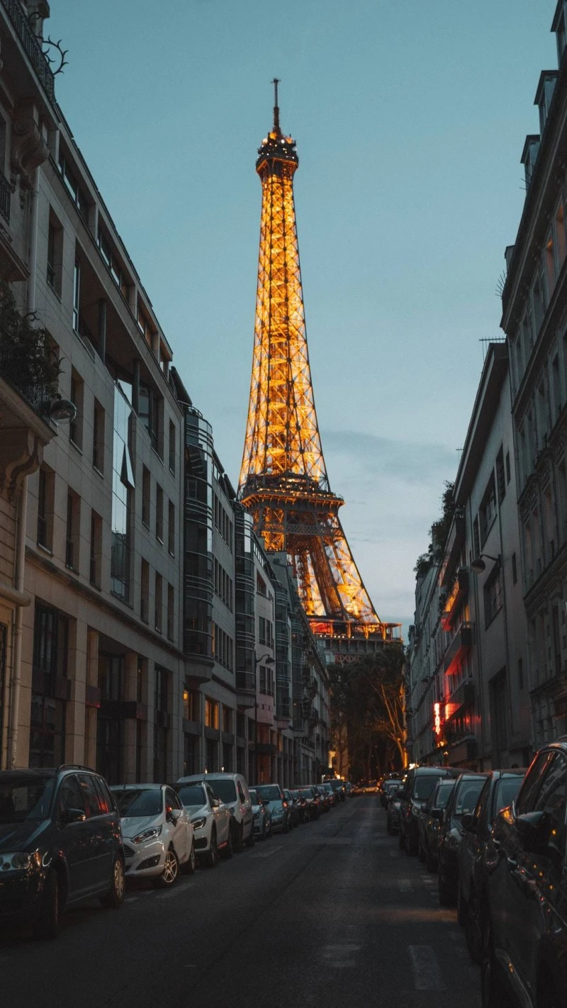 Parisian Evening 4K Mobile Wallpaper